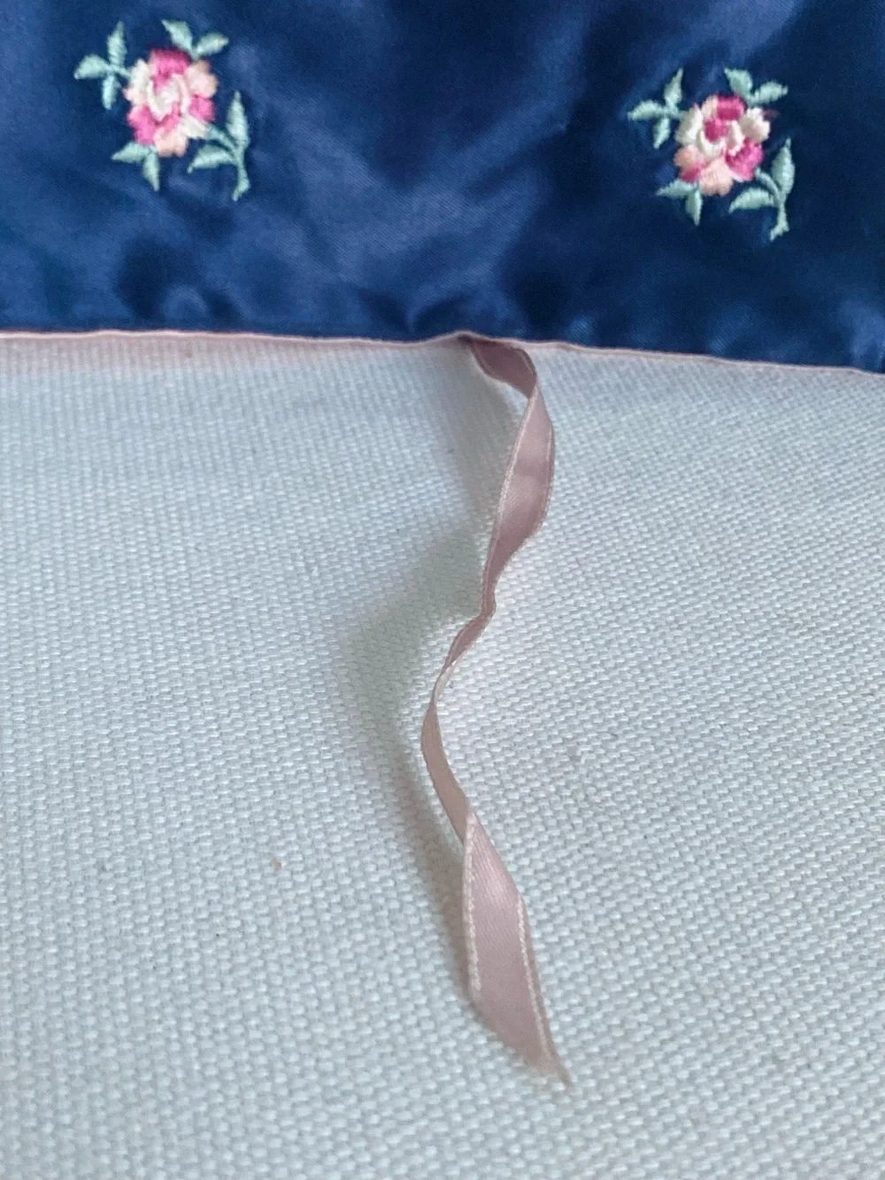 VTG Jewelry Roll Travel Case Pink Navy Pink Satin Embroidered Rose Buds Ribbon